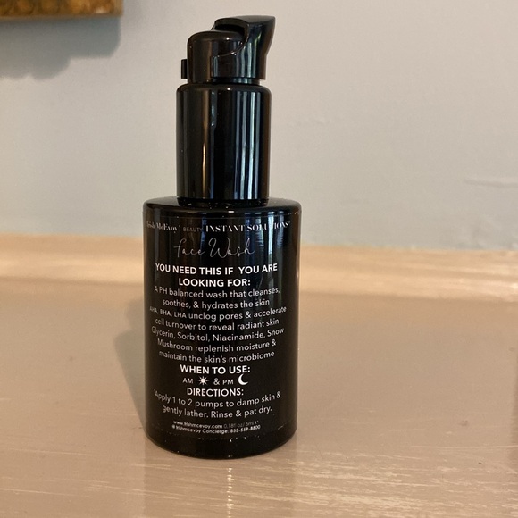 Trish McEvoy Instant Solutions Clarifying Face Wash 1 oz. Sample Makeup Eraser - Picture 4 of 9